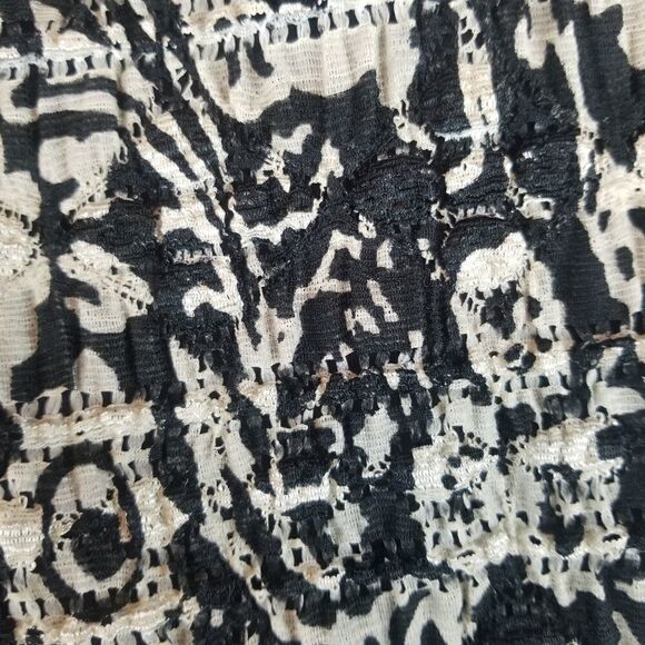 EAST 5TH SHIRT SLEEVE BLACK WHITE TOP. AT-LARGE. - Picture 9 of 16